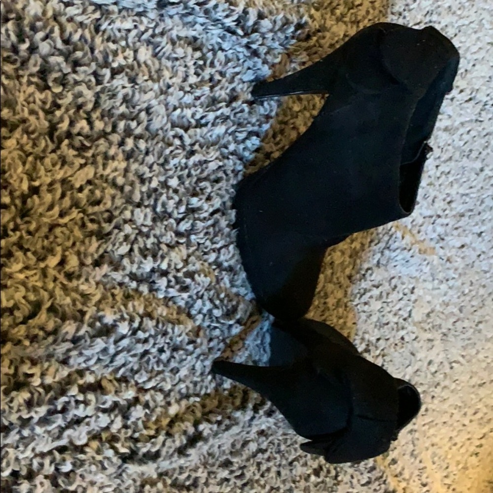 Black bootie heals